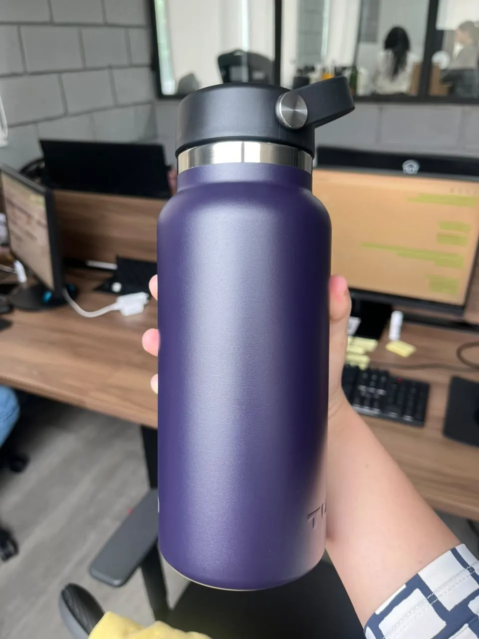 Garrafa Navy Blue na mão